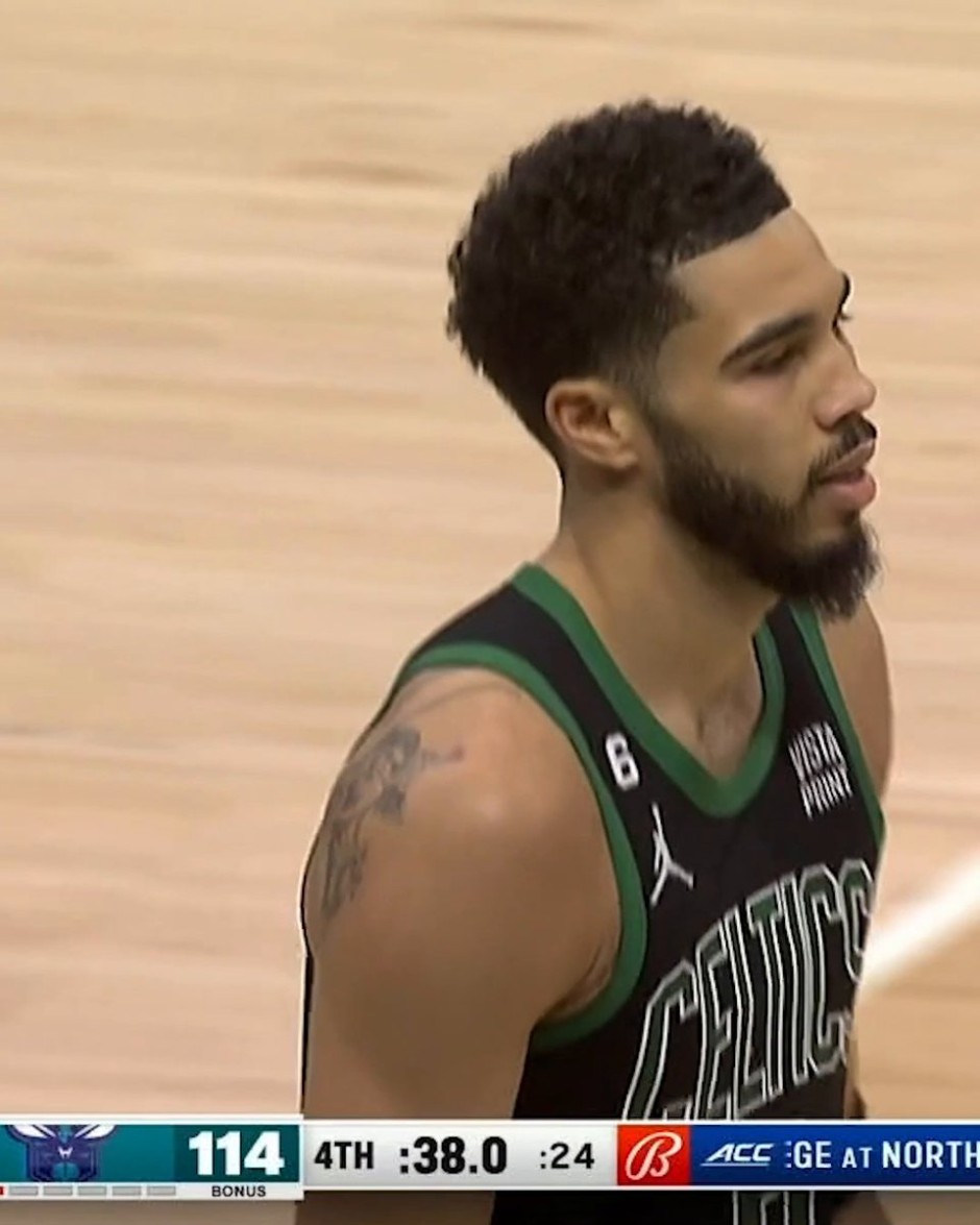 更展现了足 更展现了足